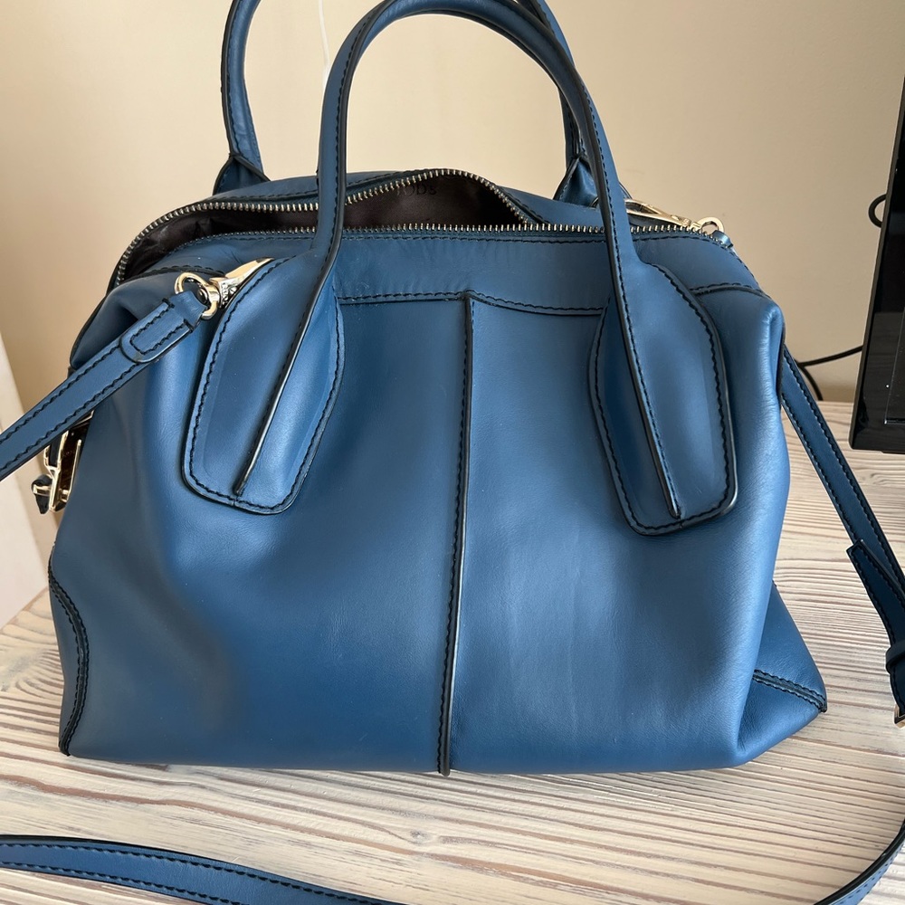 Tod’s medium size blue bag it’s in perfect pre own condition